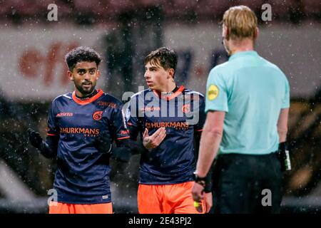 NIJMEGEN, PAESI BASSI - GENNAIO 21: (L-R): TESFALDET Tekie di Fortuna Sittard, Lazaros Rota di Fortuna Sittard, Referee Kevin Blom durante il KN olandese Foto Stock