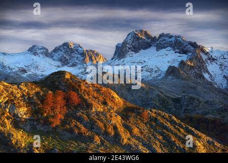 Fotografia delle montagne di Peñasanta de enol nel Laghi di Covadonga nel mese di ottobre con l'autunno in pieno svolgimento e la prima nevicata sulle vette Foto Stock