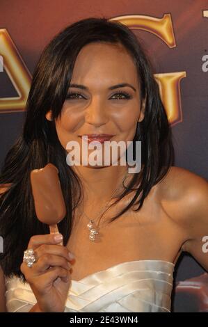 L'ex signorina France Valerie Begue è la nuova figura del marchio Magnum per i gelati che si presenta presso il salone del tè "Angelina" presso "rue de Rivoli" di Parigi, Francia, il 9 aprile 2009. Foto di Giancarlo Gorassini/ABACAPRESS.COM Foto Stock