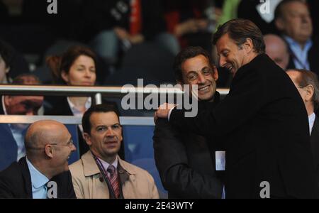 Il presidente Sarkozy, Bernard Laporte e Sebastien Bazin durante la partita di calcio finale della Coppa UEFA 1/4, PSG contro Dynamo Kiev, a Parigi, Francia, il 9 aprile 2009. PSG e Dynamo Kiev disegnare 0-0. Foto di Steeve McMay/ABACAPRESS.COM Foto Stock