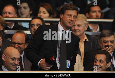 Il presidente Sarkozy, Bernard Laporte e Sebastien Bazin durante la partita di calcio finale della Coppa UEFA 1/4, PSG contro Dynamo Kiev, a Parigi, Francia, il 9 aprile 2009. PSG e Dynamo Kiev disegnare 0-0. Foto di Steeve McMay/ABACAPRESS.COM Foto Stock