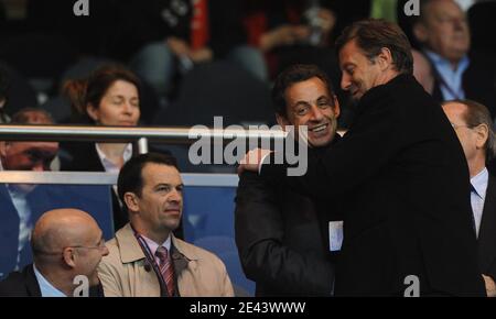 Il presidente Sarkozy, Bernard Laporte e Sebastien Bazin durante la partita di calcio finale della Coppa UEFA 1/4, PSG contro Dynamo Kiev, a Parigi, Francia, il 9 aprile 2009. PSG e Dynamo Kiev disegnare 0-0. Foto di Steeve McMay/ABACAPRESS.COM Foto Stock