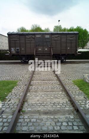 Grandi swastikas nere sono state trovate dipinte su un memoriale francese in un luogo di deportazione dell'Olocausto fuori Parigi a Drancy, Francia, il 11 aprile 2009. Sono stati scortati su un carro ferroviario utilizzato per deportare gli ebrei francesi e su una colonna commemorativa. Una swastika di 1.5 metri (cinque piedi) è stata dipinta sul carro, un altro alto un metro è stato trovato sul pilastro e un terzo è stato dipinto sul muro di un negozio a circa 500 metri di distanza. Un gruppo di studenti ebrei sabato ha condannato il vandalismo a Drancy. Dal 1941 al 1944 Drancy fu il principale campo di transito per i prigionieri francesi delle SS tedesche. Più di 76,000 peopl Foto Stock