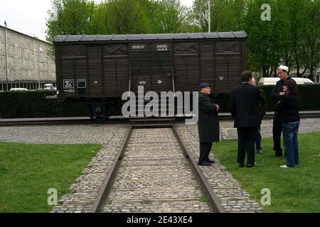 Grandi swastikas nere sono state trovate dipinte su un memoriale francese in un luogo di deportazione dell'Olocausto fuori Parigi a Drancy, Francia, il 11 aprile 2009. Sono stati scortati su un carro ferroviario utilizzato per deportare gli ebrei francesi e su una colonna commemorativa. Una swastika di 1.5 metri (cinque piedi) è stata dipinta sul carro, un altro alto un metro è stato trovato sul pilastro e un terzo è stato dipinto sul muro di un negozio a circa 500 metri di distanza. Un gruppo di studenti ebrei sabato ha condannato il vandalismo a Drancy. Dal 1941 al 1944 Drancy fu il principale campo di transito per i prigionieri francesi delle SS tedesche. Più di 76,000 peopl Foto Stock