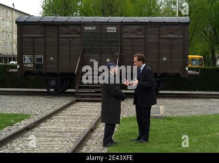 Grandi swastikas nere sono state trovate dipinte su un memoriale francese in un luogo di deportazione dell'Olocausto fuori Parigi a Drancy, Francia, il 11 aprile 2009. Sono stati scortati su un carro ferroviario utilizzato per deportare gli ebrei francesi e su una colonna commemorativa. Una swastika di 1.5 metri (cinque piedi) è stata dipinta sul carro, un altro alto un metro è stato trovato sul pilastro e un terzo è stato dipinto sul muro di un negozio a circa 500 metri di distanza. Un gruppo di studenti ebrei sabato ha condannato il vandalismo a Drancy. Dal 1941 al 1944 Drancy fu il principale campo di transito per i prigionieri francesi delle SS tedesche. Più di 76,000 peopl Foto Stock