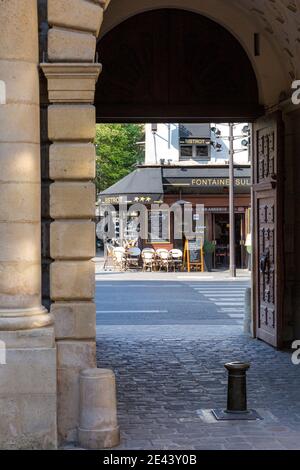 Vista dal cortile dell'Hotel de Sully del Cafe Fontaine Sully lungo Rue Saint-Antoine, Parigi, Ile-de-France, Francia Foto Stock