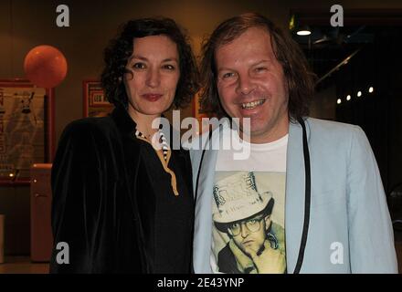 Philippe Katerine e la sua fidanzata Jeanne Balibar hanno partecipato ad una festa per onorare il direttore francese Luc Mollet al Centre Georges Pompidou di Parigi, in Francia, il 14 aprile 2009. Foto di Giancarlo Gorassini/ABACAPRESS.COM Foto Stock