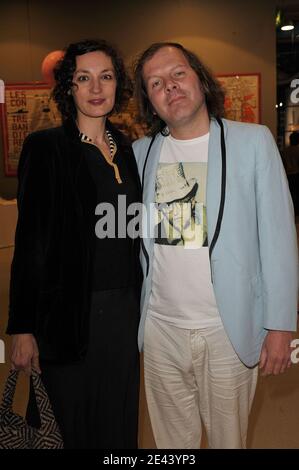 Philippe Katerine e la sua fidanzata Jeanne Balibar hanno partecipato ad una festa per onorare il direttore francese Luc Mollet al Centre Georges Pompidou di Parigi, in Francia, il 14 aprile 2009. Foto di Giancarlo Gorassini/ABACAPRESS.COM Foto Stock