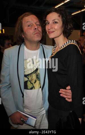 Philippe Katerine e la sua fidanzata Jeanne Balibar hanno partecipato ad una festa per onorare il direttore francese Luc Mollet al Centre Georges Pompidou di Parigi, in Francia, il 14 aprile 2009. Foto di Giancarlo Gorassini/ABACAPRESS.COM Foto Stock