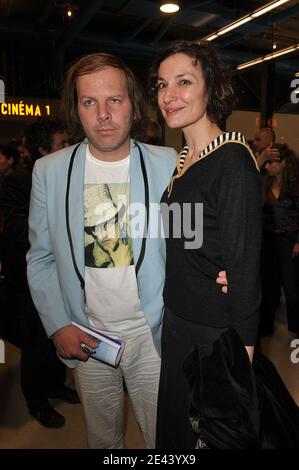 Philippe Katerine e la sua fidanzata Jeanne Balibar hanno partecipato ad una festa per onorare il direttore francese Luc Mollet al Centre Georges Pompidou di Parigi, in Francia, il 14 aprile 2009. Foto di Giancarlo Gorassini/ABACAPRESS.COM Foto Stock