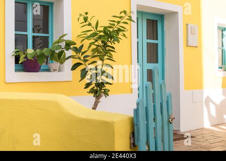 Tradizionale sud Portogallo giallo case in Algarve Foto Stock