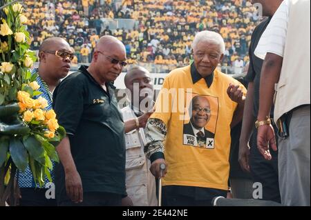 L'ex presidente sudafricano Nelson Mandela arriva con l'aiuto del presidente dell'ANC Jacob Zuma per il rally elettorale finale allo stadio Ellis Park di Johannesburg, Sudafrica, il 19 aprile 2009. Nelson Mandela ha fatto un'apparizione inannunciata domenica in occasione dell'ultimo grande raduno del Congresso nazionale africano prima delle elezioni parlamentari in Sud Africa, un impulso per il partito dopo una lotta interna di potere e scandali intorno al suo candidato presidenziale. Foto di Erik Forster/ABACAPRESS.COM Foto Stock