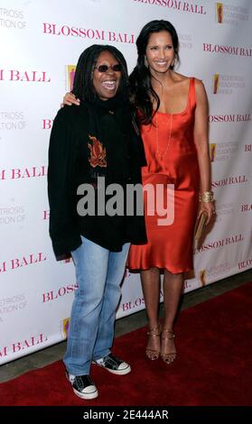 Evento co-ospite della personalità televisiva Padma Lakshmi (R) e Whoppi Goldberg che arrivano al 1 ° annuale 'Blossom Ball' a beneficio della Enendometriosis Foundation of America a New York City, NY, USA il 20 aprile 2009. Foto di Donna Ward/ABACAPRESS.COM Foto Stock