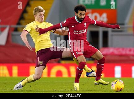 Ben Mee di Burnley (a sinistra) e Mohamed Salah di Liverpool combattono per la palla durante la partita della Premier League ad Anfield, Liverpool. Data immagine: Giovedì 21 gennaio 2021. Foto Stock