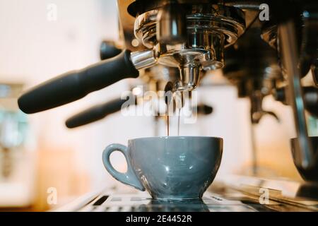 Macchina per caffè preparazione di un caffè espresso Foto Stock
