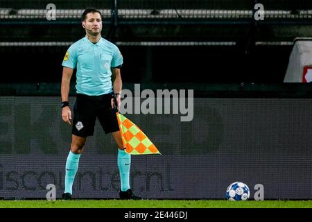 NIJMEGEN, PAESI BASSI - GENNAIO 21: (L-R): Assistente Referee Halis Murat Kucukerbir durante la partita olandese della KNVB Cup tra NEC e Fortuna Sittard a. Foto Stock