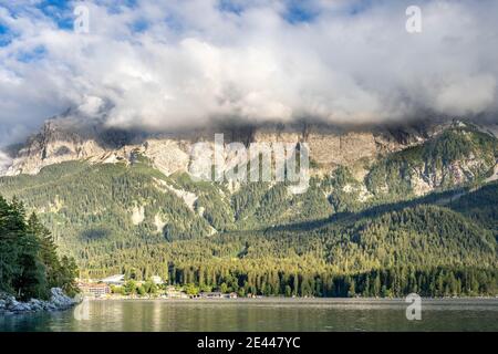 Zugspitze montagna nebbia pesante di lago Eibsee in Germania Estate pomeriggio Foto Stock
