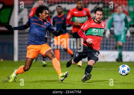 NIJMEGEN, PAESI BASSI - GENNAIO 21: (L-R): Samuel Moutoussamy di Fortuna Sittard, Jordy Bruijn del NEC durante la partita olandese della KNVB Cup tra NEC e. Foto Stock