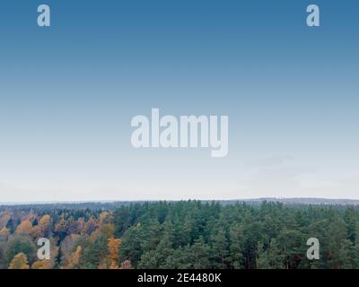 Vista panoramica da un drone volante, cielo blu e nuvole bianche e grigie. Sfondo texture per il design Foto Stock