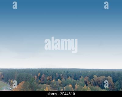 Vista panoramica da un drone volante, cielo blu e nuvole bianche e grigie. Sfondo texture per il design Foto Stock