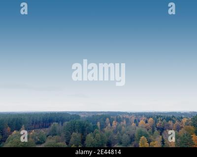 Vista panoramica da un drone volante, cielo blu e nuvole bianche e grigie. Sfondo texture per il design Foto Stock