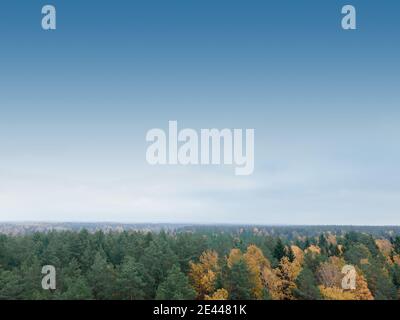 Vista panoramica da un drone volante, cielo blu e nuvole bianche e grigie. Sfondo texture per il design Foto Stock