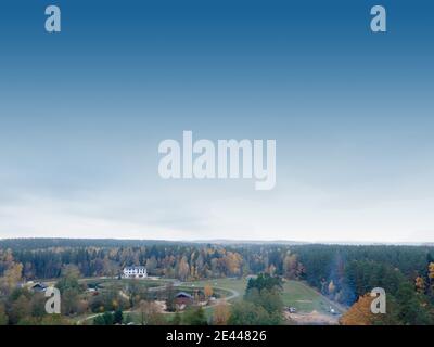 Vista panoramica da un drone volante, cielo blu e nuvole bianche e grigie. Sfondo texture per il design Foto Stock