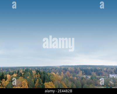 Vista panoramica da un drone volante, cielo blu e nuvole bianche e grigie. Sfondo texture per il design Foto Stock