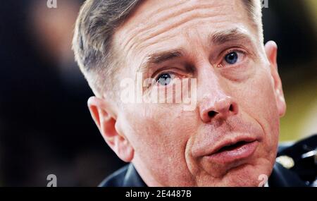 David Petraeus, comandante del comando centrale degli Stati Uniti, testimonia durante un'audizione dinanzi alla costruzione militare, agli affari dei veterani e alle agenzie correlate sottocommissione del Comitato per le appropriazioni della Camera su Capitol Hill a Washington, DC, USA il 24 aprile 2009. Foto di Olivier Douliery/ABACAPRESS.COM Foto Stock