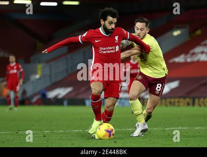 Mohamed Salah di Liverpool (a sinistra) e Josh Brownhill di Burnley combattono per la palla durante la partita della Premier League ad Anfield, Liverpool. Data immagine: Giovedì 21 gennaio 2021. Foto Stock