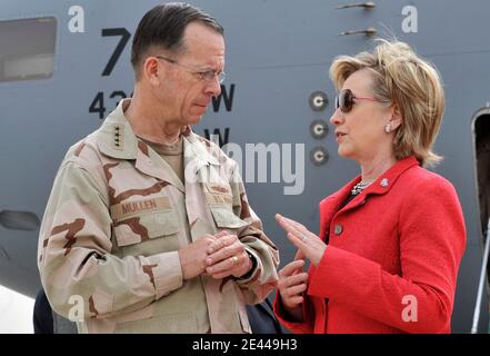 Il Segretario di Stato americano Hillary Clinton parla con la Marina ADM. Mike Mullen, presidente di Joint Chiefs of staff, poco dopo l'arrivo per una visita non annunciata a Baghdad, in Iraq, il 25 aprile 2009. Clinton si trova in Iraq per incontrare i leader militari statunitensi e gli alti funzionari del governo iracheno. Ha anche incontrato i membri del servizio degli Stati Uniti e i civili iracheni durante un incontro del municipio presso l'ambasciata degli Stati Uniti in Iraq. Foto di DOD via Balkis Press/ABACAPRESS.COM Foto Stock