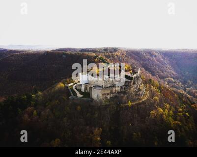 Vista panoramica delle rovine del castello di Burgruine Hohenneuffen sulla cima collina vicino Neuffen Esslingen Stoccarda Baden-Wuerttemberg Germania Europa in autunno caduta Foto Stock