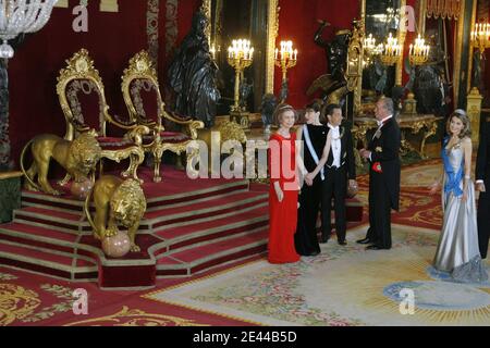 Il presidente francese Nicolas Sarkozy, il re spagnolo Juan Carlos, la prima signora francese Carla Bruni-Sarkozy, la regina Sofia, il principe ereditario Felipe de Bourbon e la principessa Letizia arrivano per una cena di gala al Palazzo reale di Madrid il 27 aprile 2009. Foto di Ludovic/piscina/ABACAPRESS.COM Foto Stock