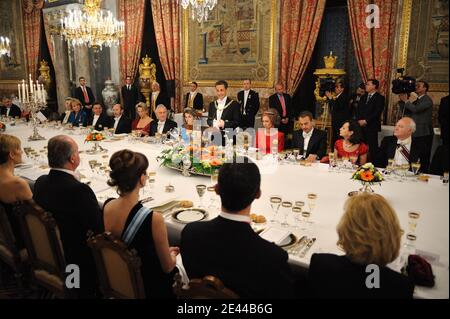 Il presidente francese Nicolas Sarkozy (C) ha tenuto un discorso durante una cena di gala al Palazzo reale di Madrid il 27 aprile 2009. Sarkozy, che effettua una visita di stato di due giorni in Spagna, sarà onorato da re Juan Carlos prima di unirsi al primo ministro Jose Luis Rodriguez Zapatero per un vertice che si terrà martedì dedicato alla lotta contro la crisi economica e al gruppo separatista armato basco ETA. Foto di Eric Feferberg/piscina/ABACAPRESS.COM Foto Stock