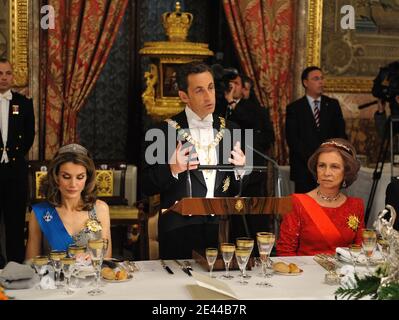 Il presidente francese Nicolas Sarkozy (C) ha pronunciato un discorso accanto alla principessa Letizia della Spagna e alla regina Sofia (R) durante una cena di gala al Palazzo reale di Madrid il 27 aprile 2009. Sarkozy, che effettua una visita di stato di due giorni in Spagna, sarà onorato da re Juan Carlos prima di unirsi al primo ministro Jose Luis Rodriguez Zapatero per un vertice che si terrà martedì dedicato alla lotta contro la crisi economica e al gruppo separatista armato basco ETA. Foto di Eric Feferberg/piscina/ABACAPRESS.COM Foto Stock