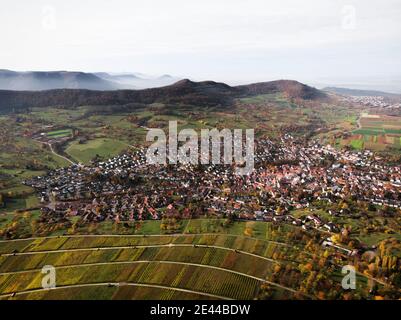 Veduta panoramica aerea del piccolo villaggio di Neuffen da Burgruine Rovine del castello di Hohenneuffen Esslingen Stoccarda Baden-Wuerttemberg Germania Europa in A. Foto Stock