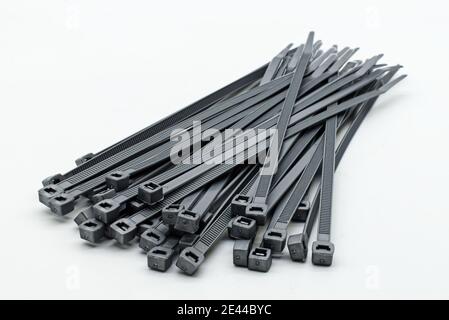 Fascette per cavi in plastica grigie isolate su sfondo bianco Foto stock -  Alamy