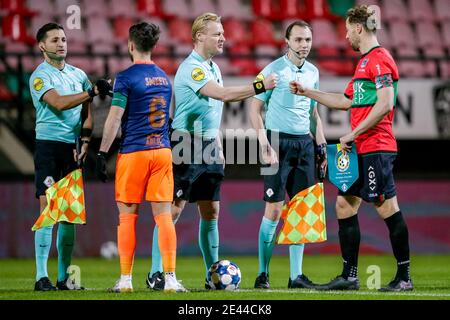 NIJMEGEN, PAESI BASSI - GENNAIO 21: (L-R): Assistente Referee Halis Murat Kucukerbir, Martin Yves Angha di Fortuna Sittard, Referee Kevin Blom, Assista Foto Stock