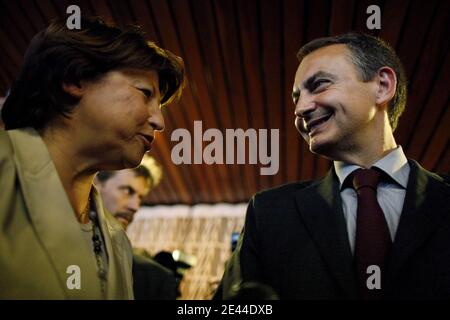 Il capo del partito socialista francese Martine Aubry parla con il primo ministro spagnolo Jose Luis Rodriguez Zapatero in un corridoio durante l'assemblea parlamentare del Consiglio d'Europa a Strasburgo, nella Francia orientale, il 29 aprile 2009. Martine Aubry è in visita a Strasburgo in vista delle elezioni europee che si terranno a giugno. Foto di Antoine/ABACAPRESS.COM Foto Stock