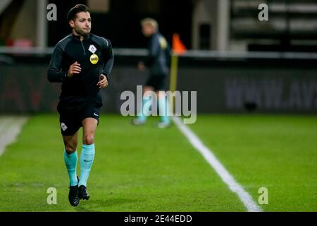 NIJMEGEN, PAESI BASSI - GENNAIO 21: (L-R): Assistente Referee Halis Murat Kucukerbir durante la partita olandese della KNVB Cup tra NEC e Fortuna Sittard a. Foto Stock