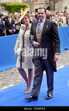 Il principe Carlo Filippo di Orleans e Diane di Cadaval frequentano il matrimonio di Philomena De Tornos e Jean di Orleans alla Cattedrale di Senlis il 2 maggio 2009 a Senlis, Francia. Foto di Gorassini-Mousse/ABACAPRESS.COM Foto Stock