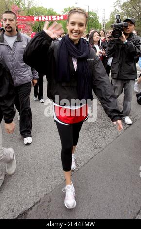 L'attrice statunitense Jessica Alba attraversa il traguardo al 12° EIF Revlon Run/Walk annuale per le donne nel Central Park di New York, NY, USA il 2 maggio 2009. Foto di Cau-Guerin/ABACAPRESS.COM Foto Stock