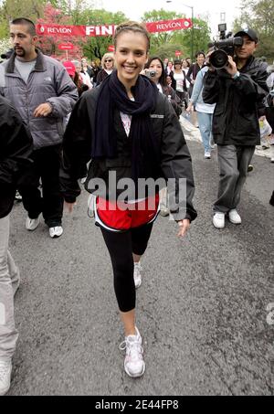 L'attrice statunitense Jessica Alba attraversa il traguardo al 12° EIF Revlon Run/Walk annuale per le donne nel Central Park di New York, NY, USA il 2 maggio 2009. Foto di Cau-Guerin/ABACAPRESS.COM Foto Stock