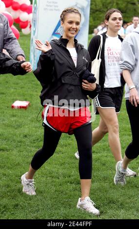 L'attrice statunitense Jessica Alba attraversa il traguardo al 12° EIF Revlon Run/Walk annuale per le donne nel Central Park di New York, NY, USA il 2 maggio 2009. Foto di Cau-Guerin/ABACAPRESS.COM Foto Stock