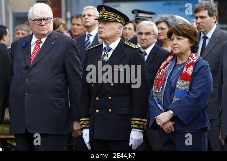 Pierre Mauroy, Jean-Michel Berard e Martine Aubry partecipano alle celebrazioni dell'8 maggio 1945 a Lille, in Francia, l'8 maggio 2009. Foto di Mikael Libert/ABACAPRESS.COM Foto Stock