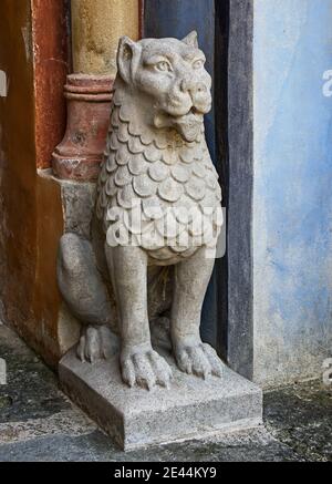 Statua del leone vicino a una porta di passaggio. Rocchetta Mattei. Italia Foto Stock