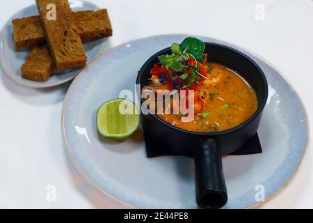 gamberi saltati in salsa piccante di pomodoro con pane tostato Foto Stock