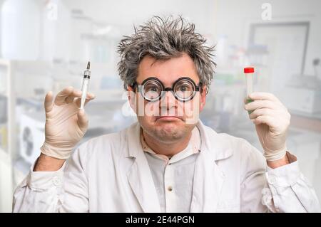 Scienziato pazzo con capelli grigi che eseguono esperimenti in laboratorio Foto Stock