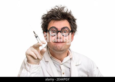 Giovane medico pazzo che esegue esperimenti isolati su bianco Foto Stock