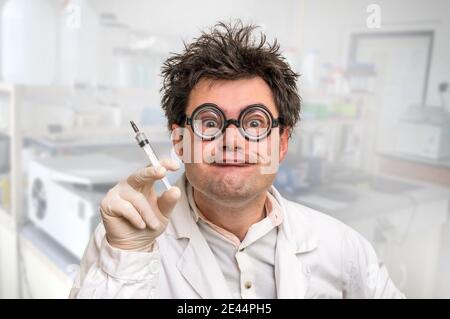 Giovane medico pazzo che esegue esperimenti in ospedale Foto Stock